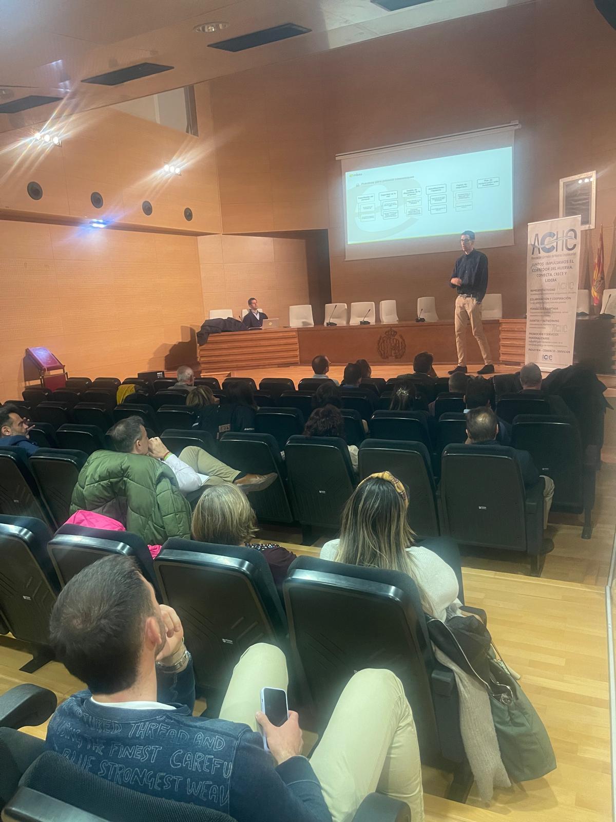 CONFERENCIA DE EMBOU SOBRE CIBERSEGURIDAD, en Salón de Plenos de Cadrete