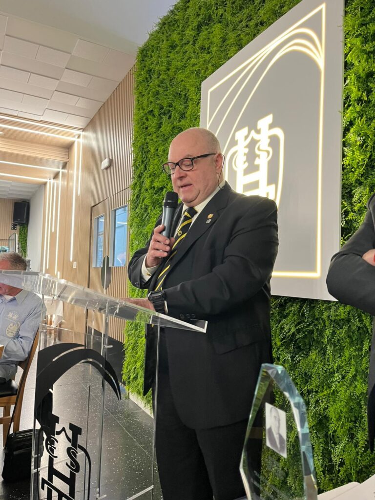 Carlos Orgaz recibe el Premio Julián Luna a la Formación