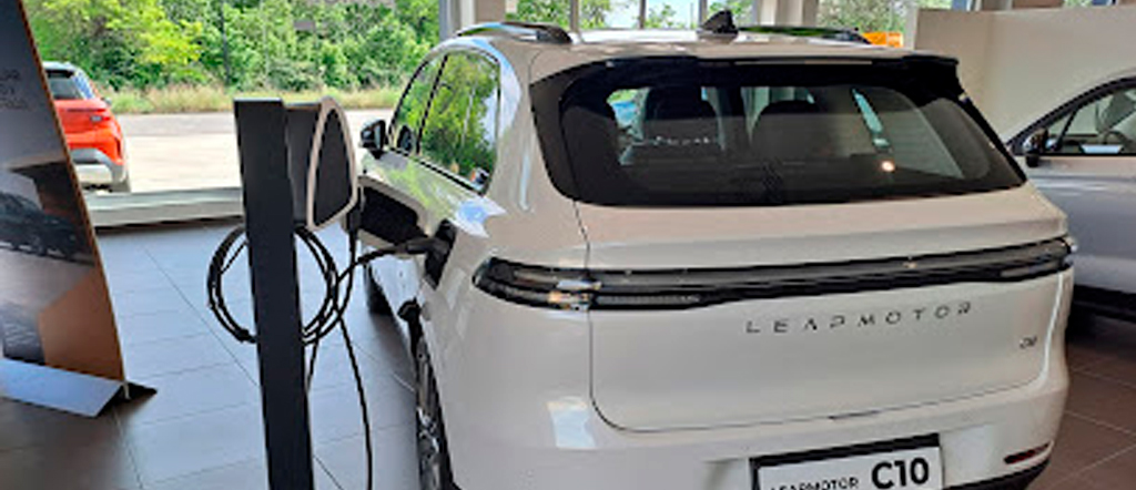 Coche eléctrico enchufado al cargador · Convenios Marco para Asociados ACHE · Stellantis & You