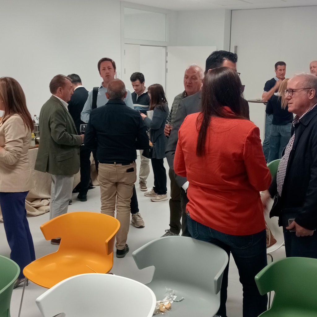 Cóctel posterior a la jornada sobre Inteligencia Artificial aplicada a las PYMES